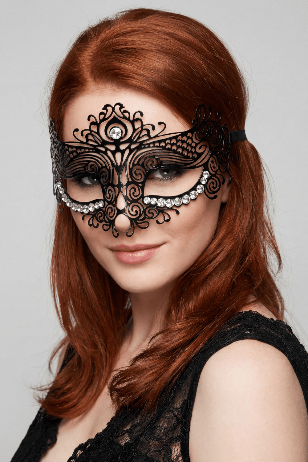 Masque vénitien Ornella rigide noir avec strass – Image 2