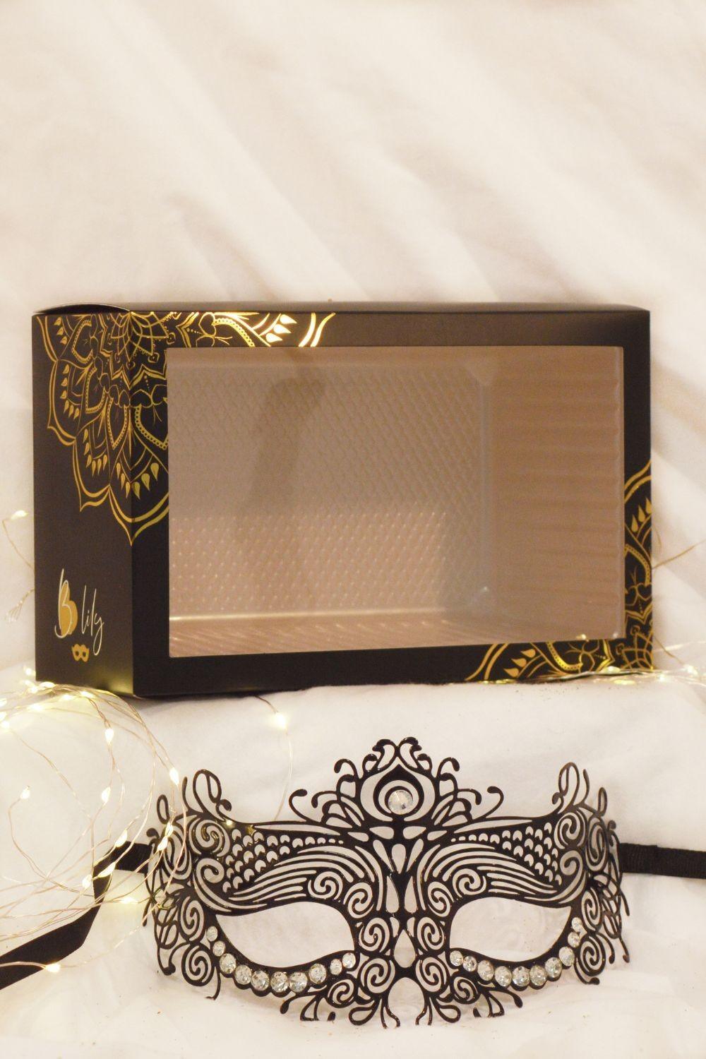 Masque vénitien Ornella rigide noir avec strass – Image 5