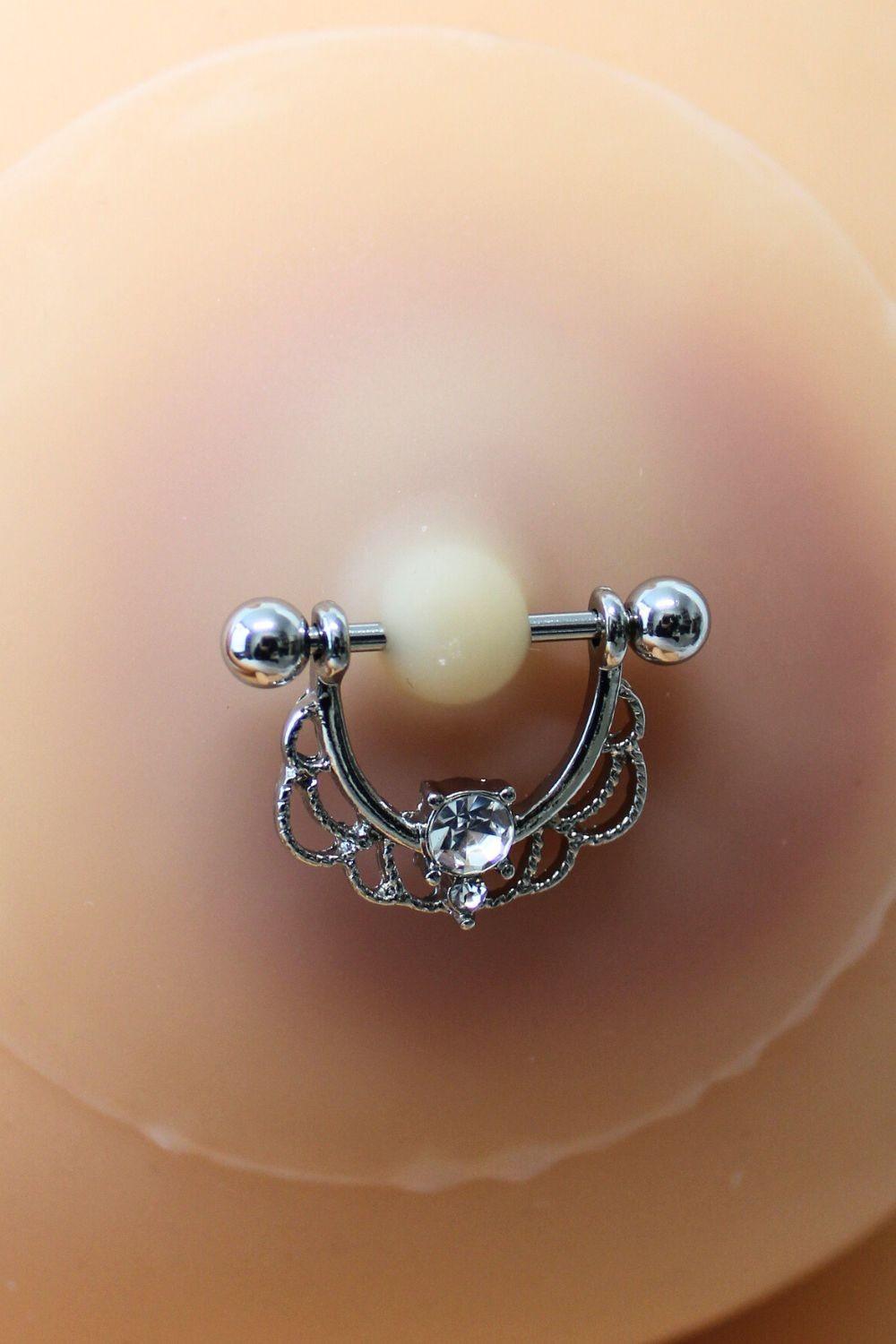 Paire de cache-tétons ornés d’un piercing barre en demi-anneau avec strass, pour peau claire. – Image 5