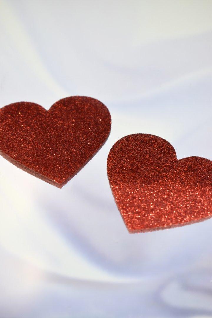 Paire de cache tétons adhésifs coeur pailleté rouge – Image 5
