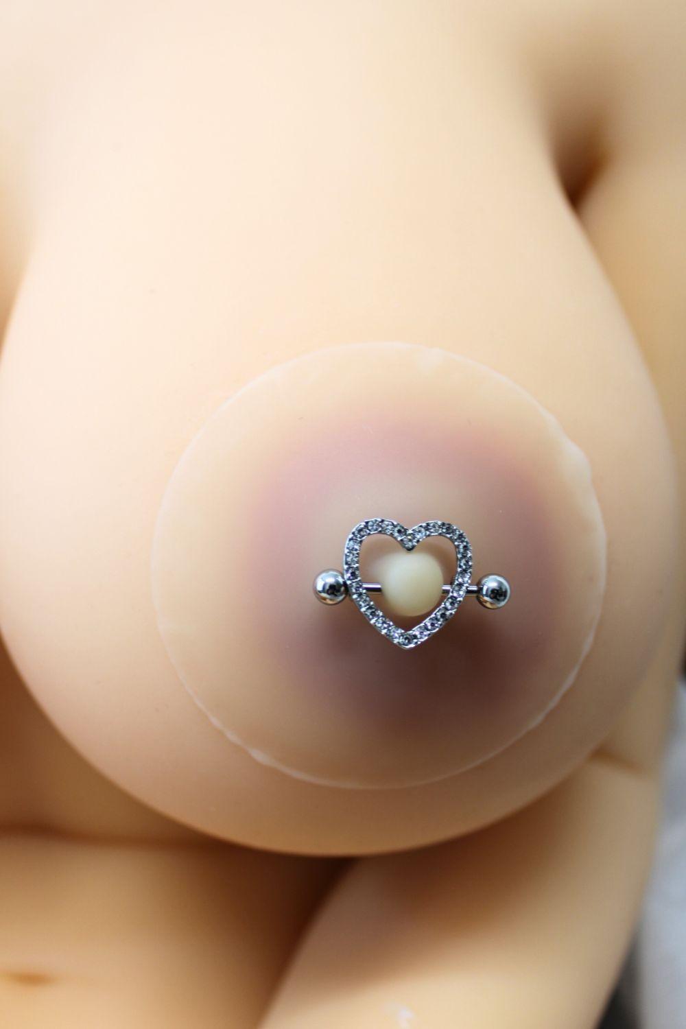 Paire de cache-tétons piercing barre coeur faux diamant peau claire – Image 3