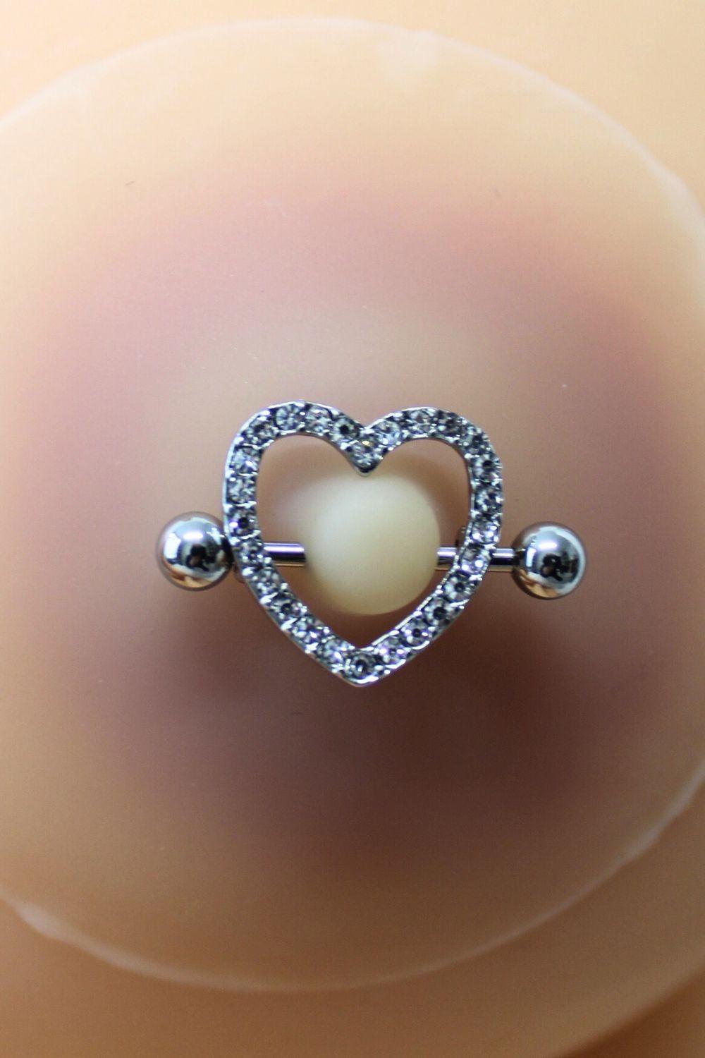 Paire de cache-tétons piercing barre coeur faux diamant peau claire – Image 5