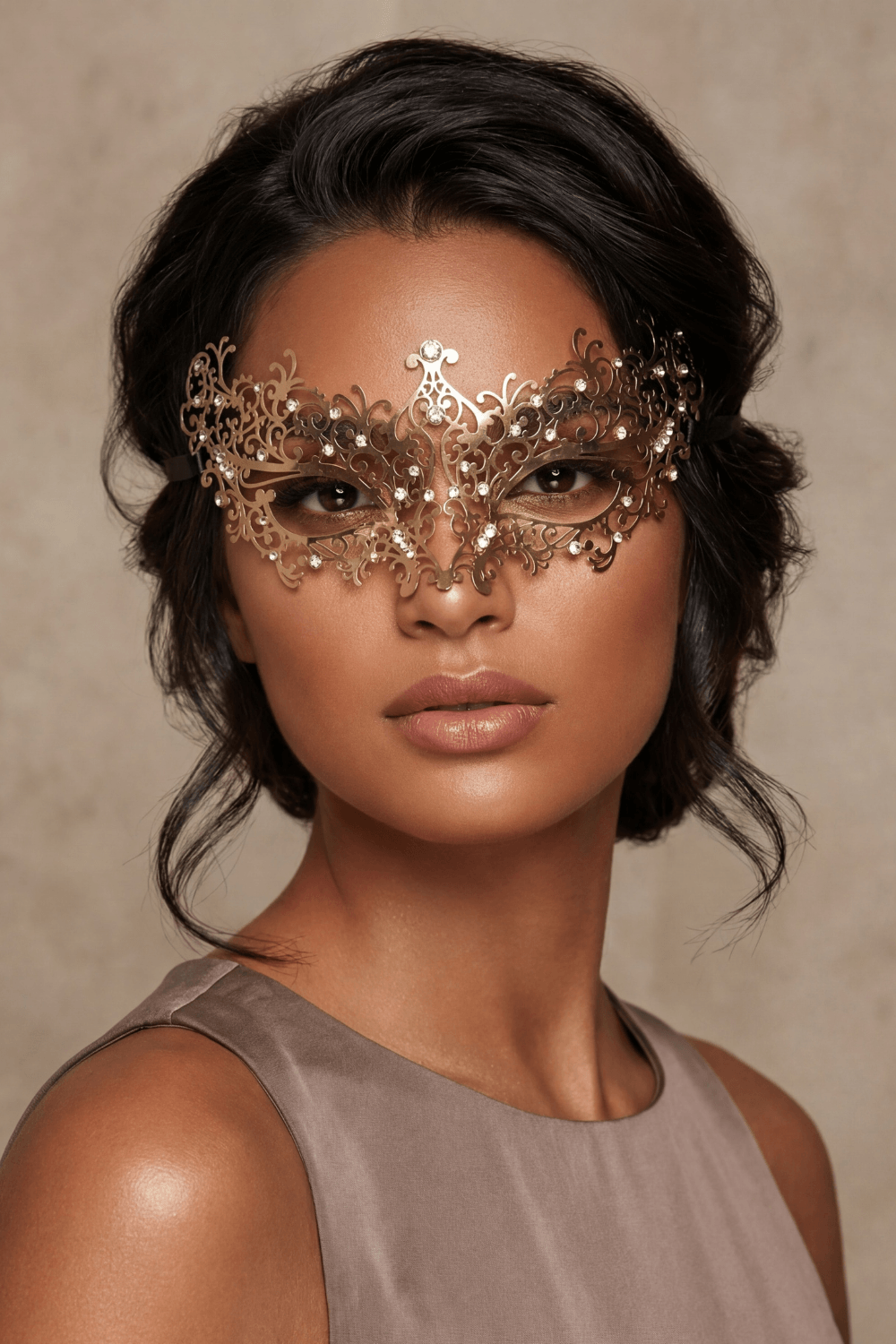 Masque vénitien Chiara rigide doré avec strass – Image 6