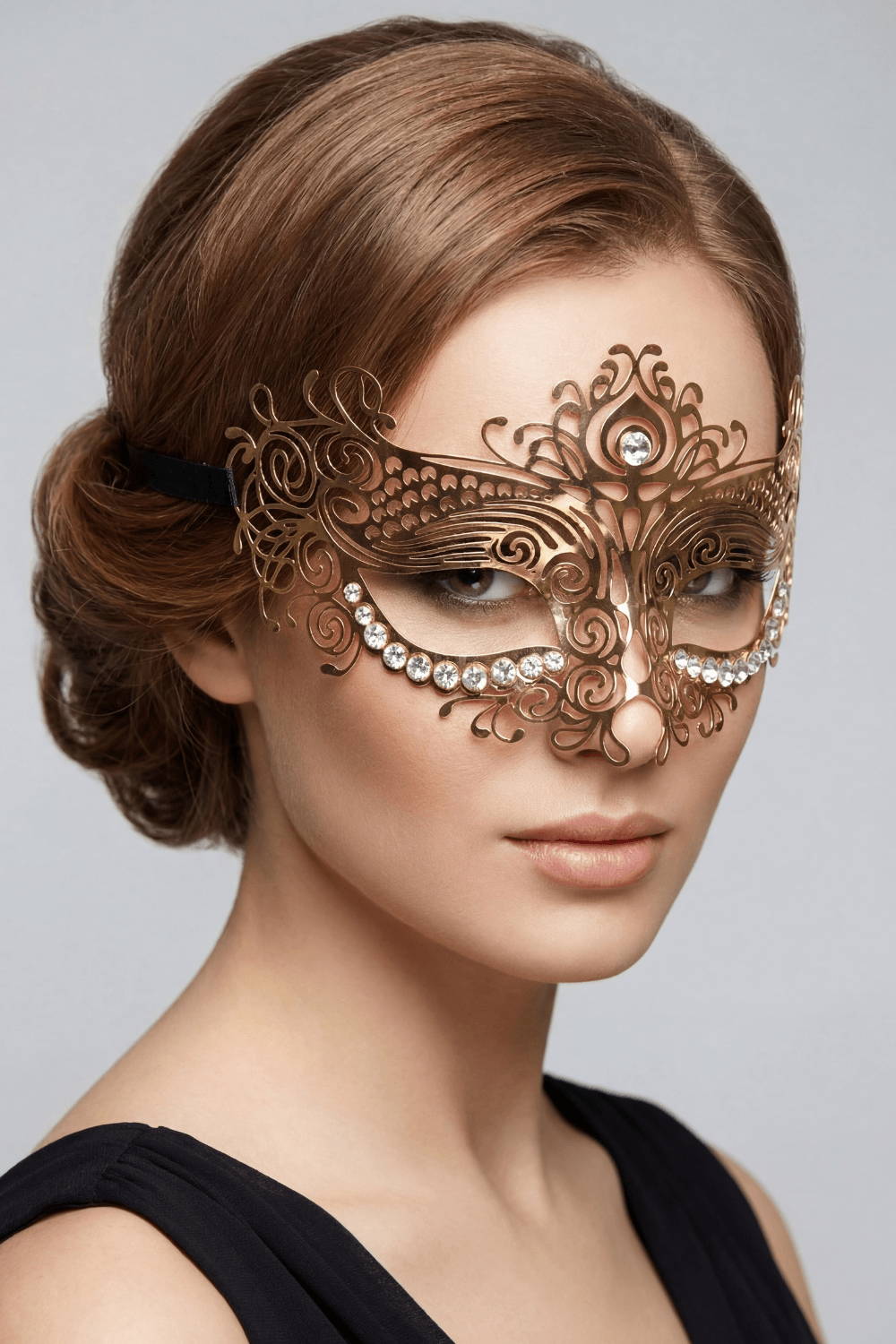 Masque vénitien Ornella rigide doré avec strass – Image 6
