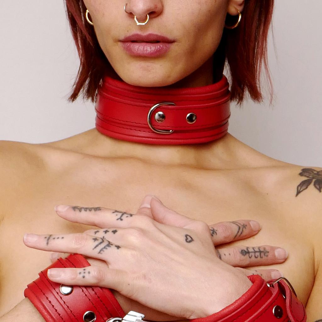 Collier en cuir molletonné rouge et attaches argentées – Image 2