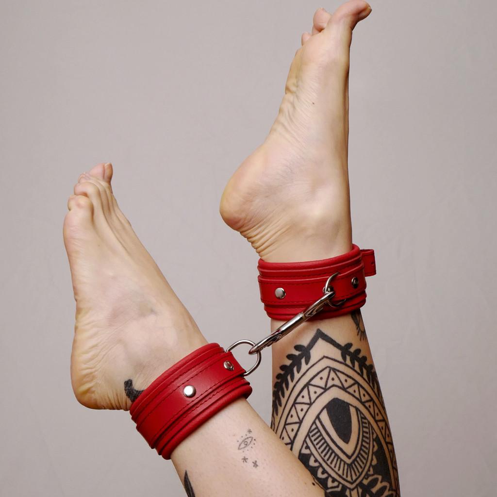 Chevillères en cuir molletonné rouges et attaches argentées – Image 4